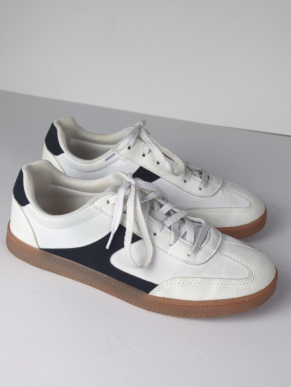 Women's White With Black Oasis Casual Sneakers Size 8